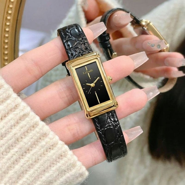 ساعة "إيليغانس" السوداء: بساطة تتحدث لغة الرقي ⌚🖤