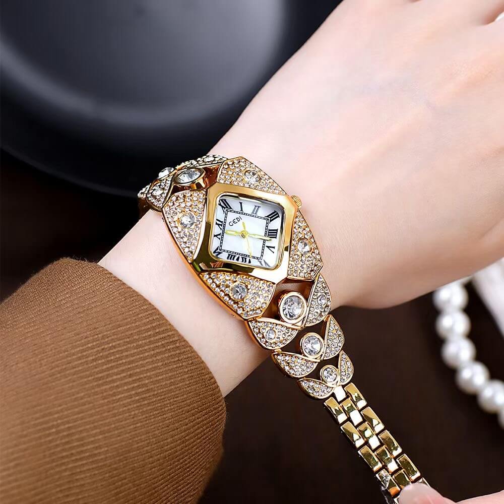 ساعة سوار أنيقة للسيدات "Golden Shine": مرصعة بالكريستال، وقرص مربع وسحر ملكي.⚜️