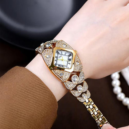 ساعة سوار أنيقة للسيدات "Golden Shine": مرصعة بالكريستال، وقرص مربع وسحر ملكي.⚜️