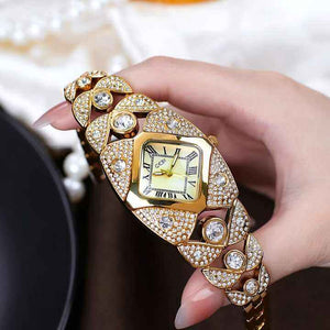 ساعة سوار أنيقة للسيدات "Golden Shine": مرصعة بالكريستال، وقرص مربع وسحر ملكي.⚜️