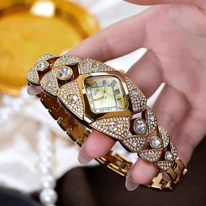 ساعة سوار أنيقة للسيدات "Golden Shine": مرصعة بالكريستال، وقرص مربع وسحر ملكي.⚜️