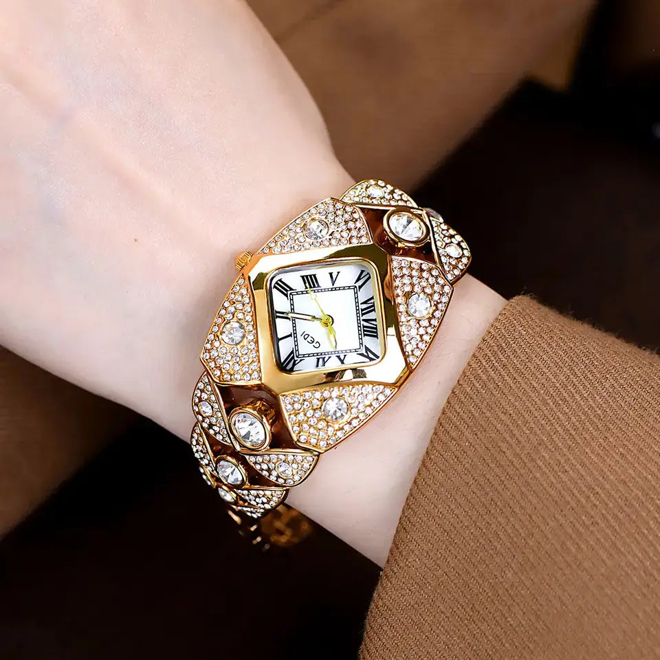 ساعة سوار أنيقة للسيدات "Golden Shine": مرصعة بالكريستال، وقرص مربع وسحر ملكي.⚜️