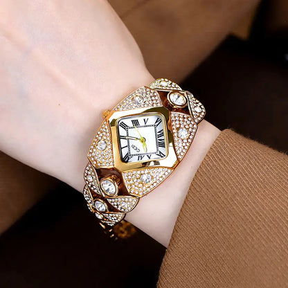 ساعة سوار أنيقة للسيدات "Golden Shine": مرصعة بالكريستال، وقرص مربع وسحر ملكي.⚜️
