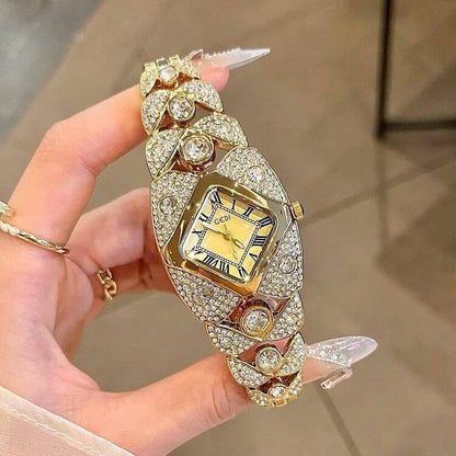 ساعة سوار أنيقة للسيدات "Golden Shine": مرصعة بالكريستال، وقرص مربع وسحر ملكي.⚜️