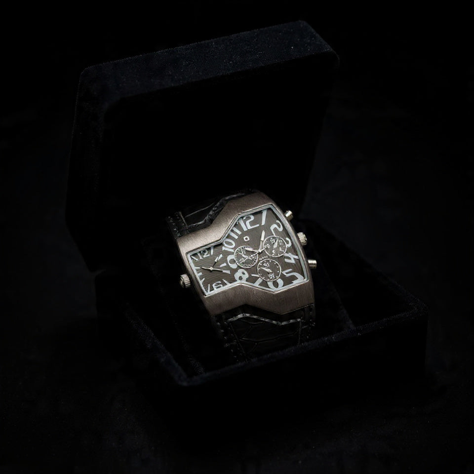 ساعة OULM BLACK: هيبة اللون الأسود في تصميم يفيض بالثقة ⌚🖤