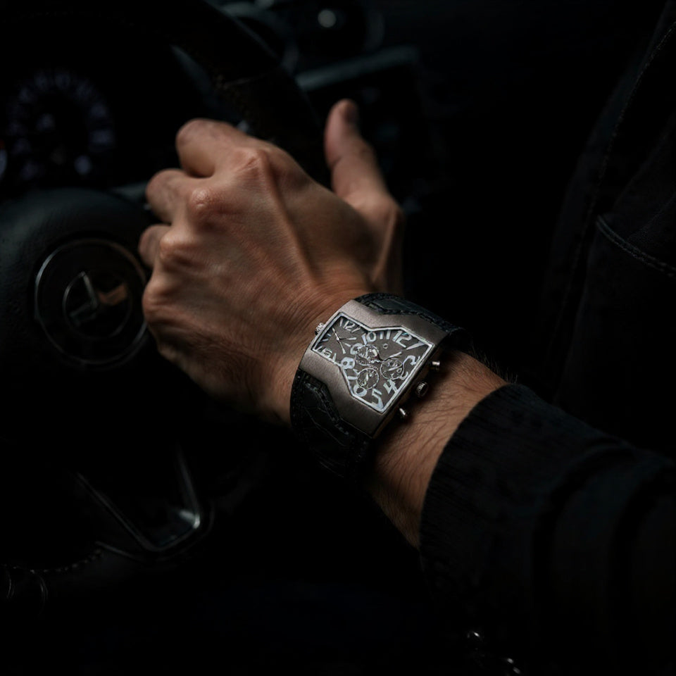 ساعة OULM BLACK: هيبة اللون الأسود في تصميم يفيض بالثقة ⌚🖤