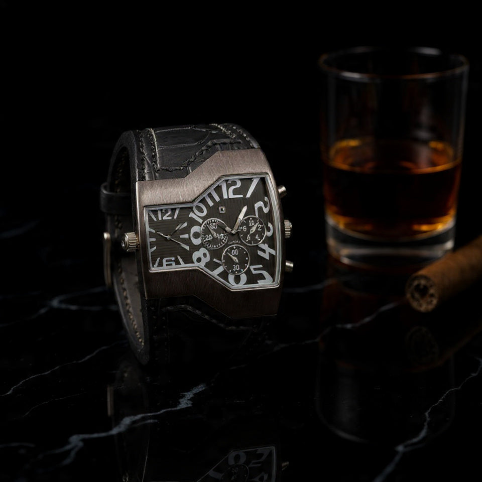 ساعة OULM BLACK: هيبة اللون الأسود في تصميم يفيض بالثقة ⌚🖤